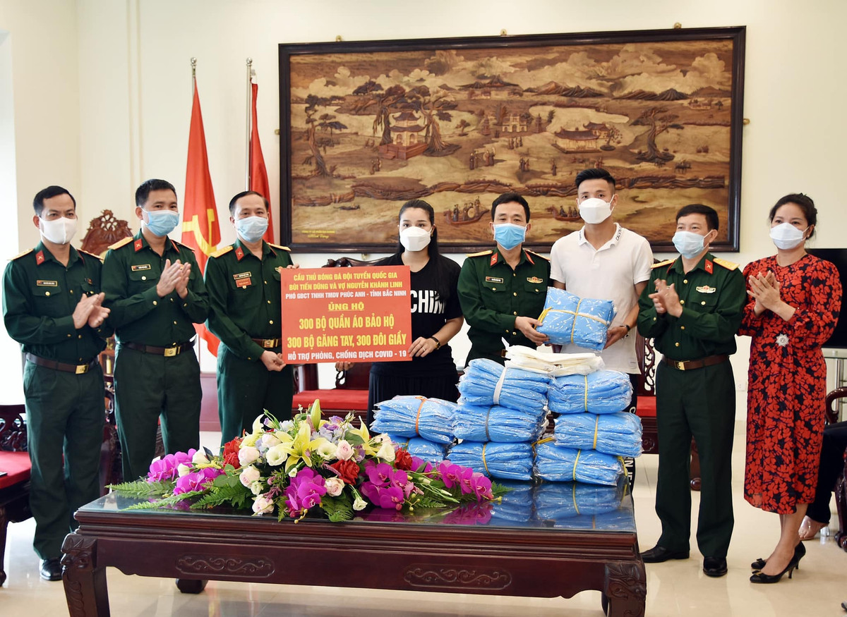 Vợ chồng Bùi Tiến Dũng ủng hộ một số lượng lớn trang phục bảo hộ cho nhiều đơn vị đang tham gia chống dịch COVID-19.