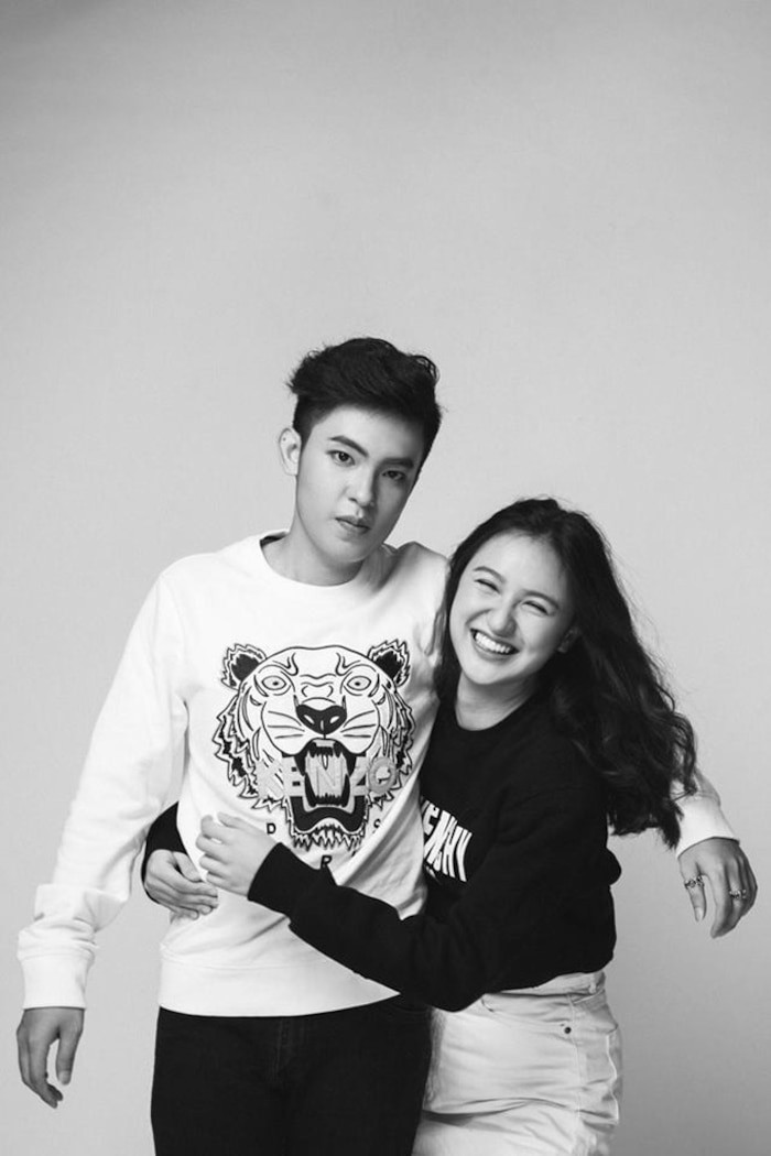 Được biết, cả hai quen nhau trong một lần “tình cờ”. Khi đó, Hoàng Khang “giả bộ” inbox mua toàn bộ số hàng online của cô nàng và “cưa đổ” luôn hotgirl 10X.