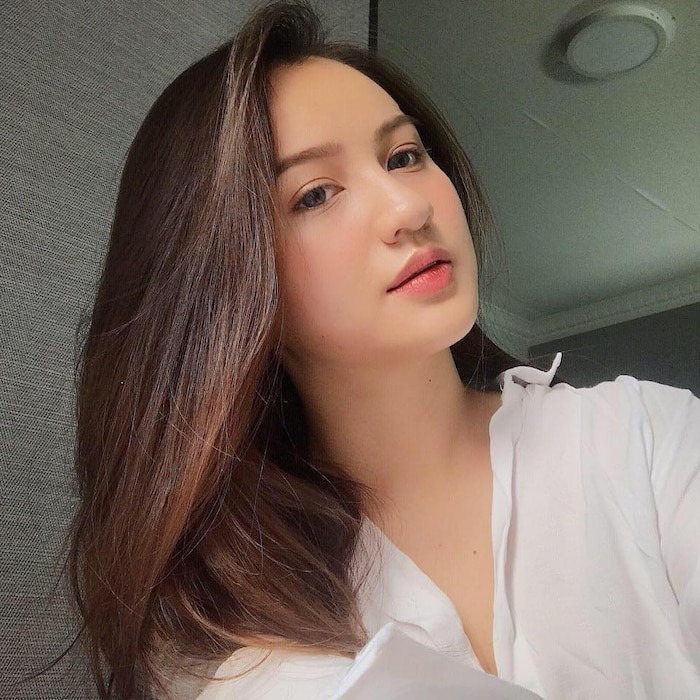 Là một trong những gương mặt đình đám của thế hệ hotgirl 10X, Mai Tây có tên thật là Nguyễn Túy Xuân Mai, sinh năm 2000. Cô nàng nhanh chóng trở thành gương mặt thời trang được nhiều người yêu mến bởi có vẻ đẹp lai Tây ấn tượng dù là người Việt 100%.