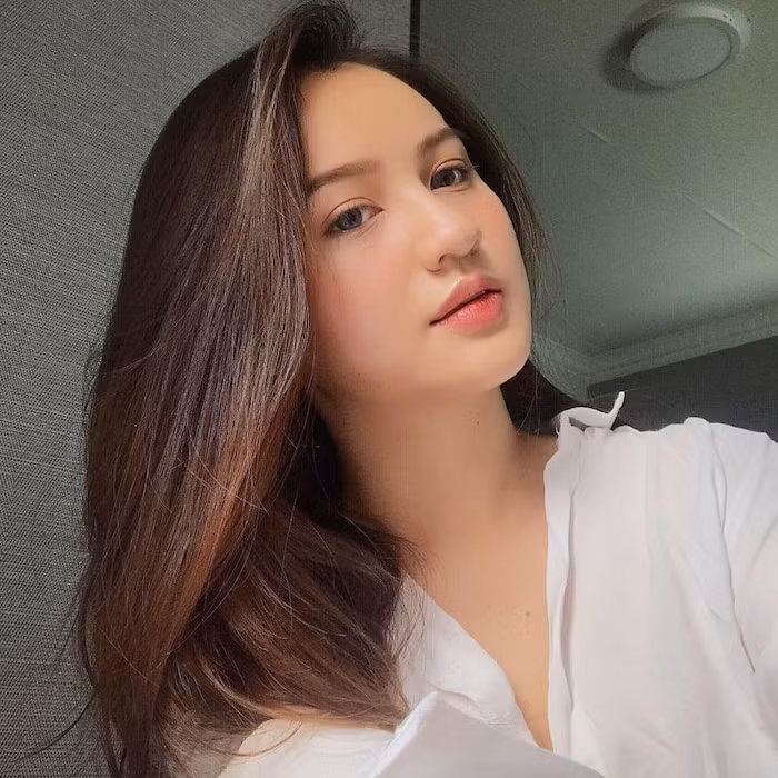 Là một trong những gương mặt đình đám của thế hệ hotgirl 10X, Mai Tây có tên thật là Nguyễn Túy Xuân Mai, sinh năm 2000. Cô nàng nhanh chóng trở thành gương mặt thời trang được nhiều người yêu mến bởi có vẻ đẹp lai Tây ấn tượng dù là người Việt 100%.