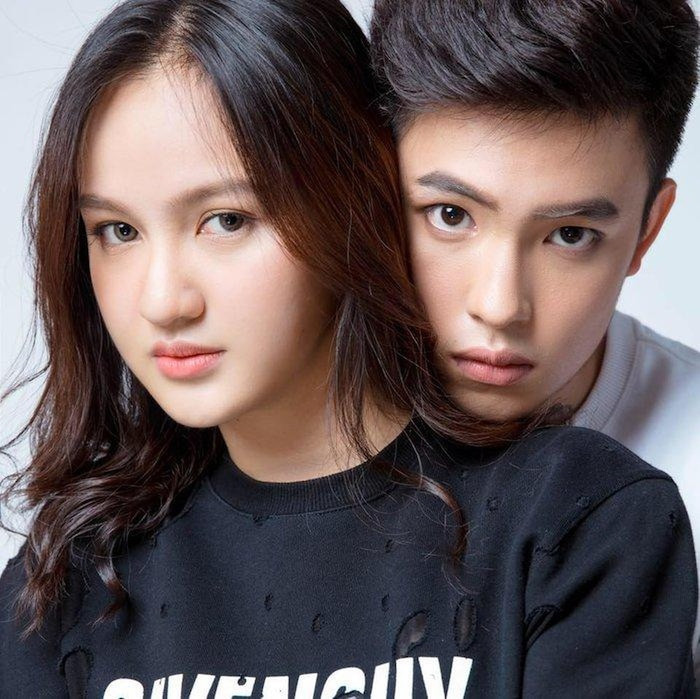 Cô nàng còn được giới trẻ ngưỡng mộ bởi có câu chuyện tình yêu ngọt ngào bên cậu bạn thiếu gia Hoàng Đình Khang. Cả hai đã ở cạnh nhau được 3 năm và luôn khiến dân tình trầm trồ vì những hình ảnh “xứng đôi vừa lứa”. Mai Tây từng cho biết bạn trai là người rất tâm lý, chu đáo luôn ủng hộ mọi quyết định của cô.