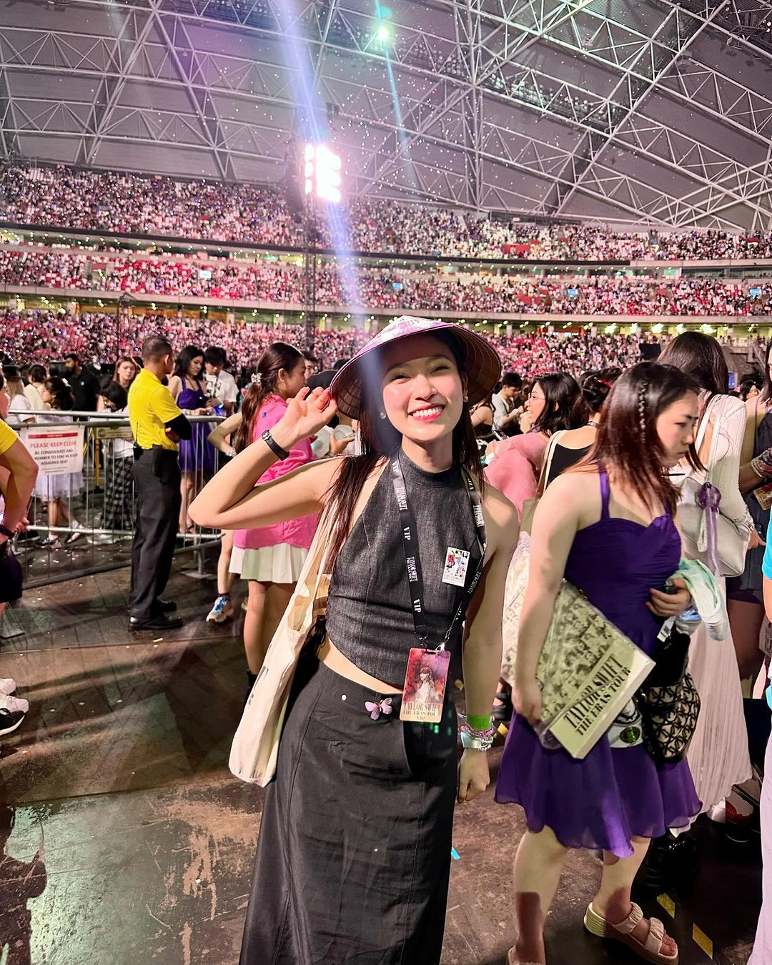 Khánh Vy cũng không quên mang theo chiếc nón lá truyền thống của Việt Nam khi đến với nước bạn