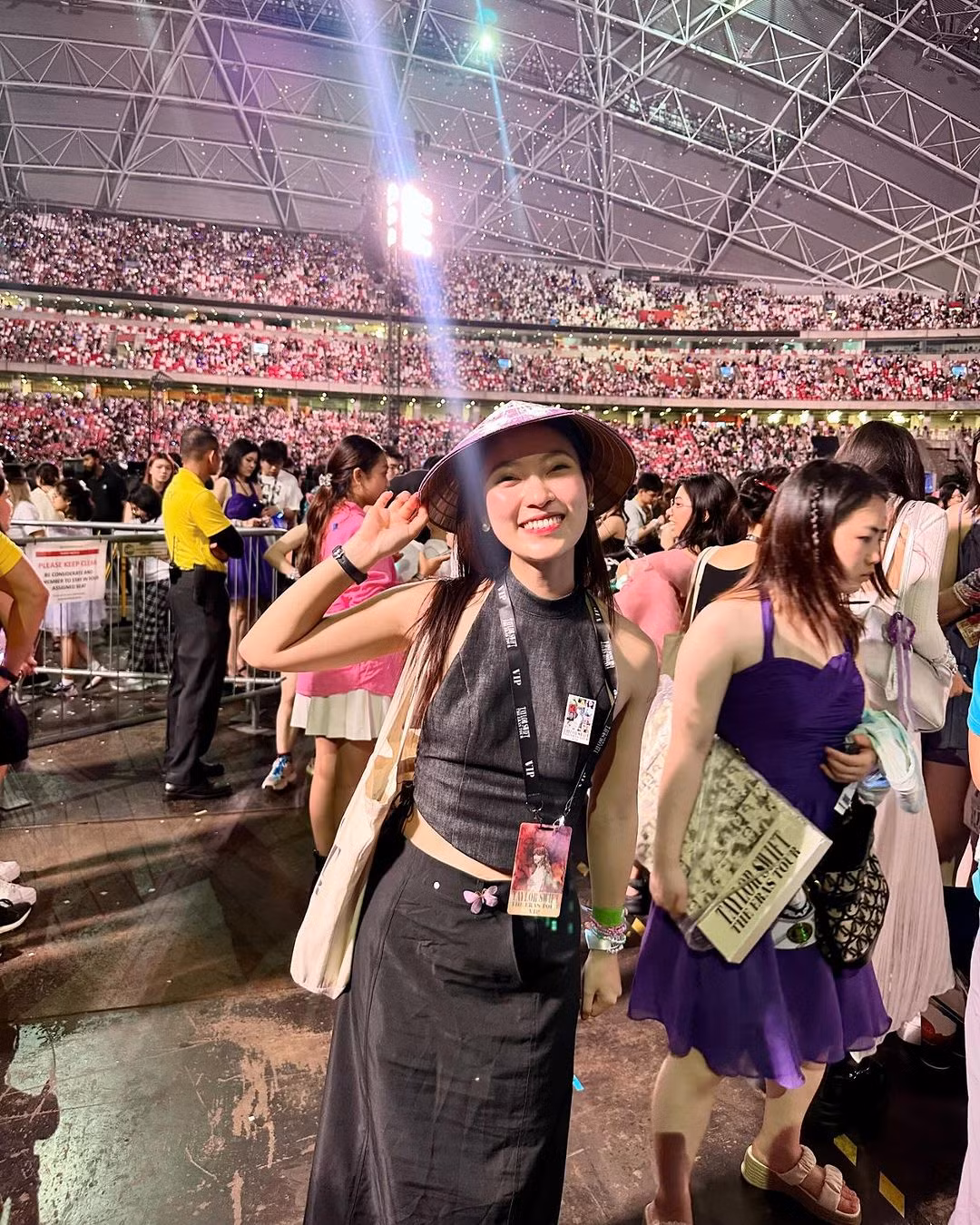 Khánh Vy cũng không quên mang theo chiếc nón lá truyền thống của Việt Nam khi đến với nước bạn