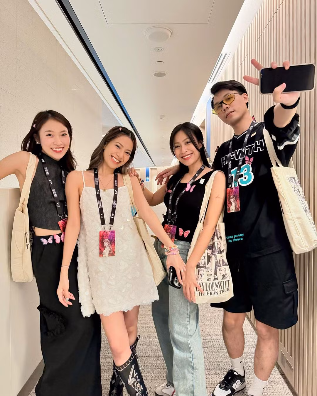 "Hot girl 7 thứ tiếng" dự concert của thần tượng cùng với bạn bè của mình