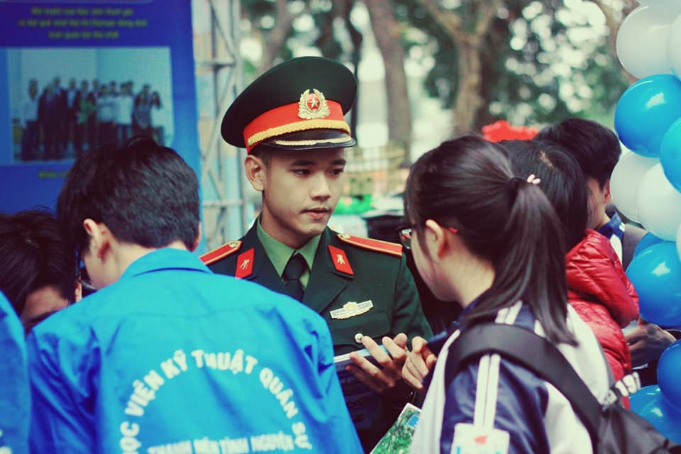 Văn Hà từng xuất hiện trên các tờ báo nhờ vẻ ngoài cực phẩm và thần thái xuất sắc của mình. Tới nay, trang cá nhân của anh chàng có hơn 8.000 lượt theo dõi.