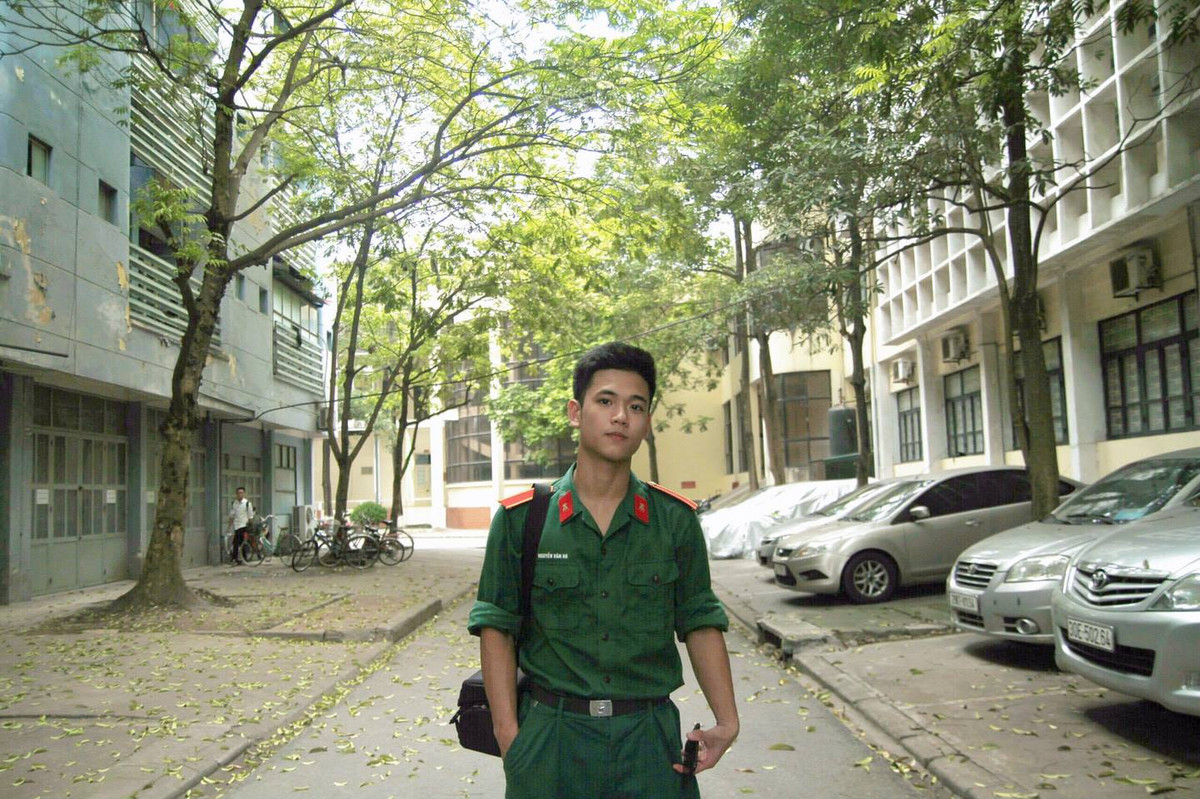 Ngoại hình "cực phẩm" của hotboy quân đội Văn Hà được nhiều dân mạng khen không ngớt.