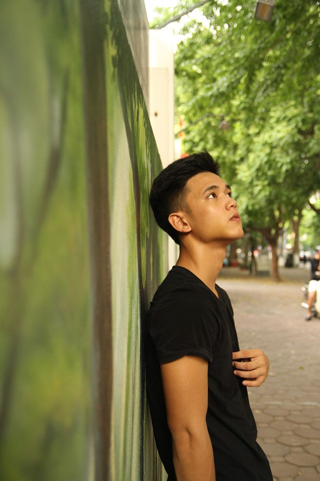 Trong những bức ảnh được chia sẻ trên trang cá nhân của Hà, anh chàng thường "khoe" góc nghiêng sắc cạnh "thần thánh" và thần thái xuất sắc.