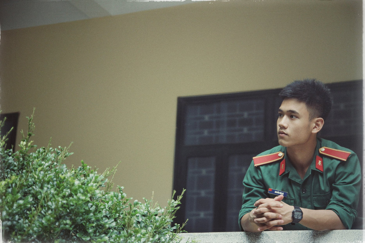  Hotboy trường quân sự - Văn Hà - khiến hội chị em "điêu đứng" bởi gương mặt "baby" đối lập với bộ quân phục đầy khí chất.