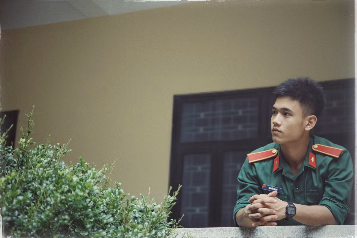  Hotboy trường quân sự - Văn Hà - khiến hội chị em "điêu đứng" bởi gương mặt "baby" đối lập với bộ quân phục đầy khí chất.