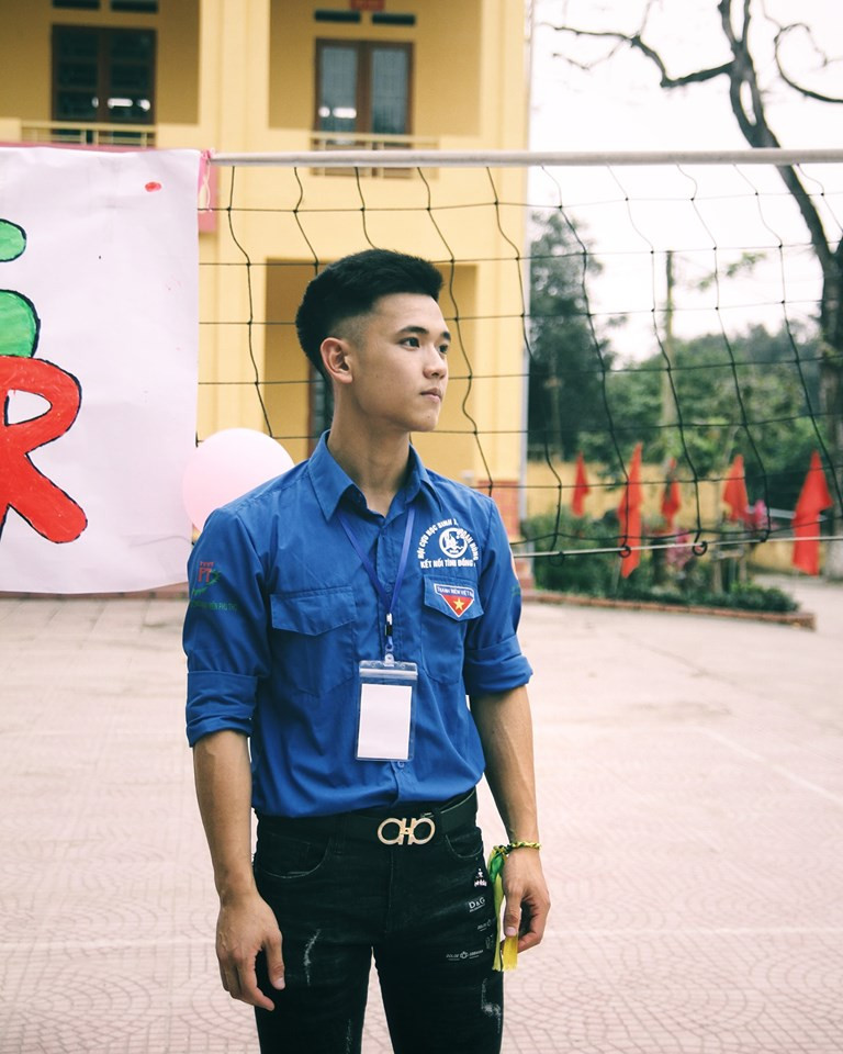 Không chỉ đẹp trai, đa tài, Văn Hà còn chứng tỏ mình là "thanh xuân học đường" của hội chị em khi thường xuyên tham gia các hoạt động ngoại khóa.