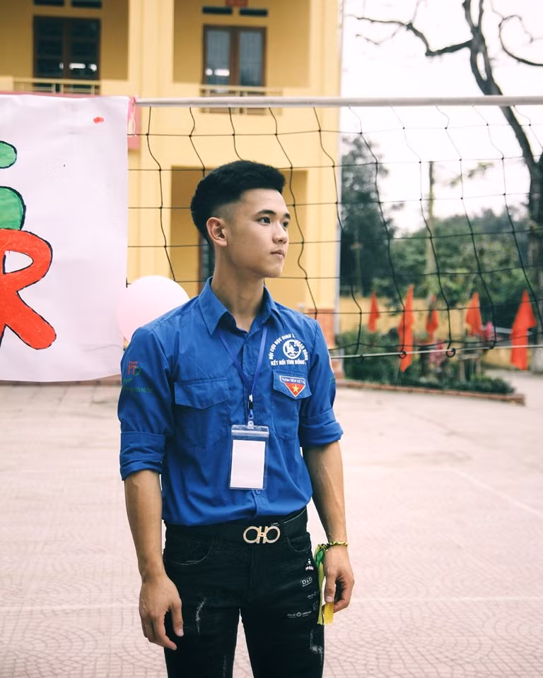 Không chỉ đẹp trai, đa tài, Văn Hà còn chứng tỏ mình là "thanh xuân học đường" của hội chị em khi thường xuyên tham gia các hoạt động ngoại khóa.