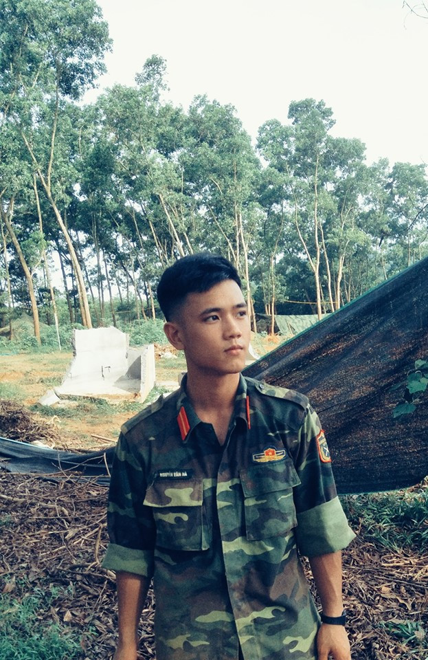 "Thích nhất kiểu đẹp đàn ông đích thực của bạn này nổi nhất luôn", "Mặt học sinh thân hình phụ huynh có dùng với bạn này được không các chị em ơi"... là những bình luận của dân mạng về Văn Hà.