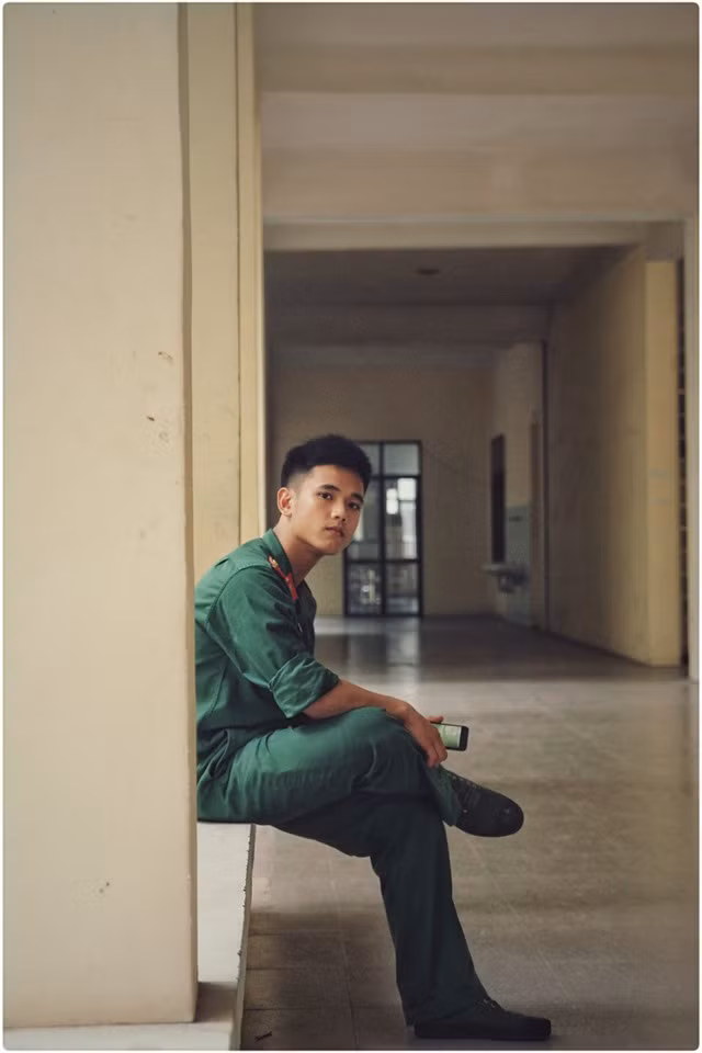 Trong môi trường quân đội thường xuyên hoạt động, luyện tập thể thao, hotboy 9X quân đội Văn Hà sở hữu làn da nâu rám nắng và thân hình rắn chắc, cân đối.