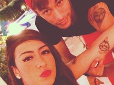 Các anh chị em nhà Neymar đều có hình xăm giống nhau. Trên vai trái của Neymar có xăm từ “sorella” – người chị gái đang sống ở Italia, còn trên tay trái của Rafaella là từ “fratello” – người anh trai cũng đang sống ở Italy. 