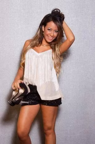 Rafaella không lấy họ gốc là “Da silva Santos” mà cô lại chọn cái tên Rafaella Beckran bởi vì cô là fan cuồng của cựu danh thủ ĐT Anh David Beckham. 