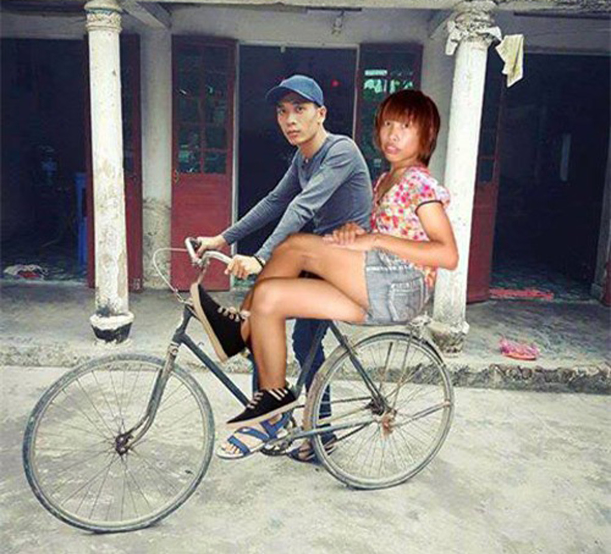 "Bao nhiêu người nhờ chỉnh ảnh rồi bị mang ra đùa rồi vẫn lên đây đòi ghép ảnh được, bái phục luôn", "Nhìn bạn đạp xe trông khổ quá, toàn chở thảm họa thế này, trông cũng tội mà thôi cũng kệ" - Dân mạng hài hước bình luận.