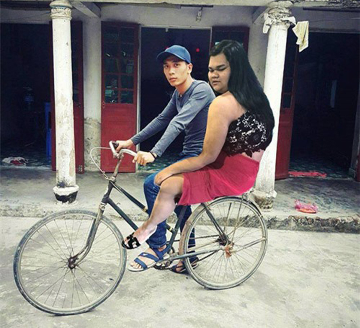 Ngồi sau như thế này chỉ có bốc đầu chứ đi đứng kiểu gì? Người đèo thì gầy gò, ốm yếu, kẻ ngồi sau lại quá khổ, nặng cân.