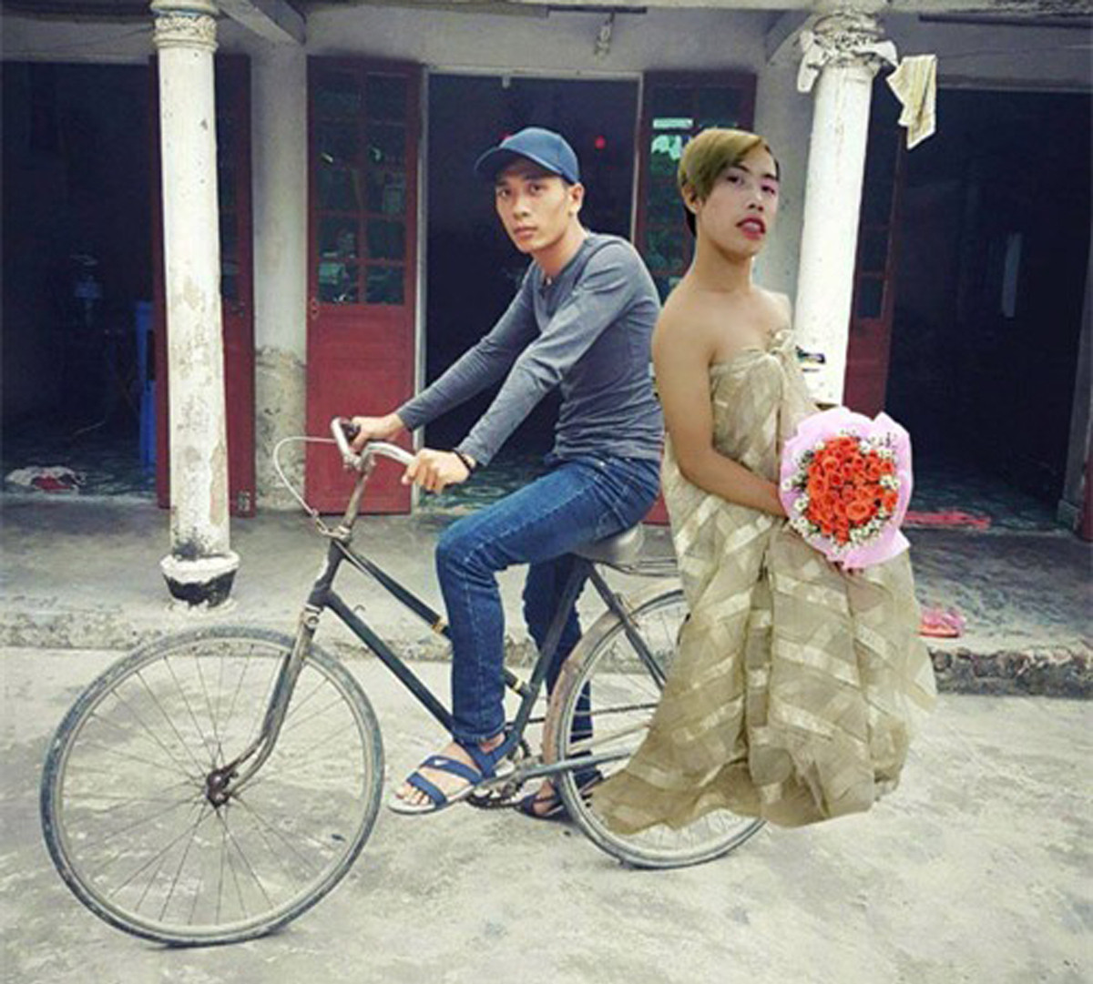 Đi xe đạp cưới được luôn cả vợ, mỗi tội "cô vợ" này khiến ai cũng khiếp hồn, bỏ xe đạp chạy mất dép.