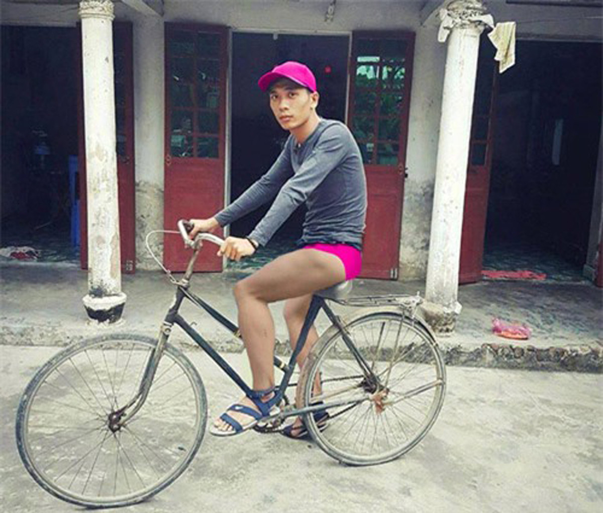 Không cần phải chờ đợi quá lâu, ngay sau đó đã có hàng tá thành phẩm của các "cao thủ" vào góp vui mà khổ chủ chỉ biết méo mặt cười trừ. Đúng là nhờ dân mạng chỉnh ảnh chỉ có thảm họa chứ chẳng được gì tử tế.