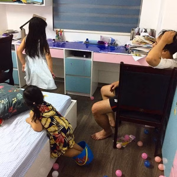 Nhiều người đã để lại bình luận: "Nhìn ông bố chán hẳn luôn", "2 đứa vẫn không biết chuyện này to đến mức nào", "3 bố con chờ mẹ về thôi".