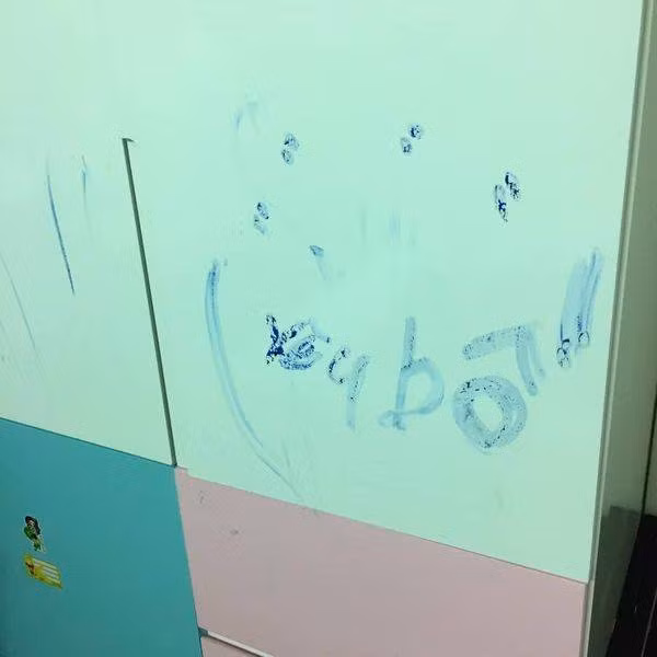 Vết mực được vẽ trên tường thế này thì chỉ có nước sơn lại mà thôi. Thế nhưng với dòng chữ "yêu bố" thế này thì không biết ông bố nên khóc hay nên cười.