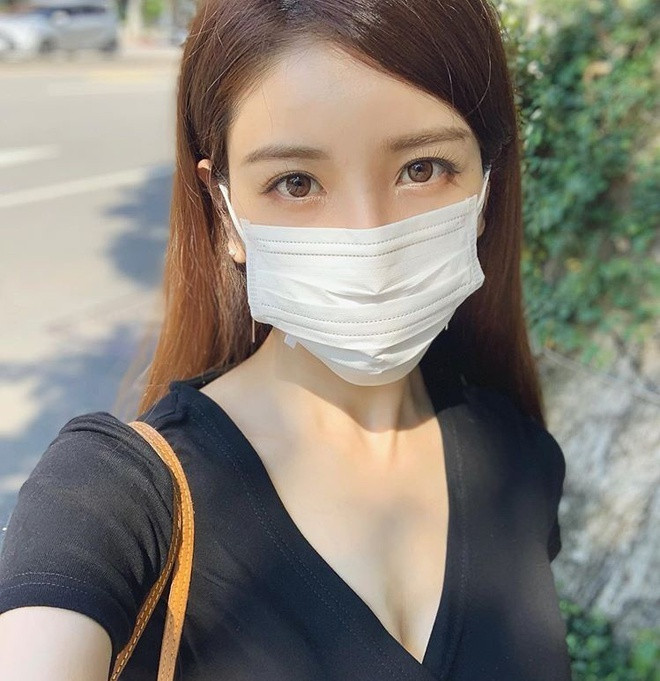 Thời gian gần đây, bức ảnh cô gái đeo khẩu trang selfie được chia sẻ trên diễn đàn mạng thu hút sự chú ý từ dân mạng. Dù đeo khẩu trang, nữ chính vẫn lộ những nét thanh tú như đôi mắt to, mũi cao, làn da trắng mịn. Thông tin của cô nhanh chóng được tìm ra. Cô là Alisa - nữ diễn viên đến từ Fukuoka, Nhật Bản.