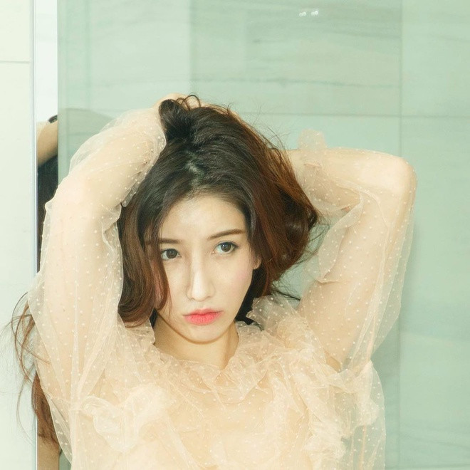 Dân mạng bất ngờ khi biết rằng Alisa từng làm việc về lĩnh vực công nghệ thông tin. Năm 2013, sau khi tốt nghiệp Aoyama University, cô có thời gian công tác tại một công ty IT. Hơn nửa năm sau, cô chuyển hướng sang làm diễn viên, lấn sân làm mẫu ảnh.