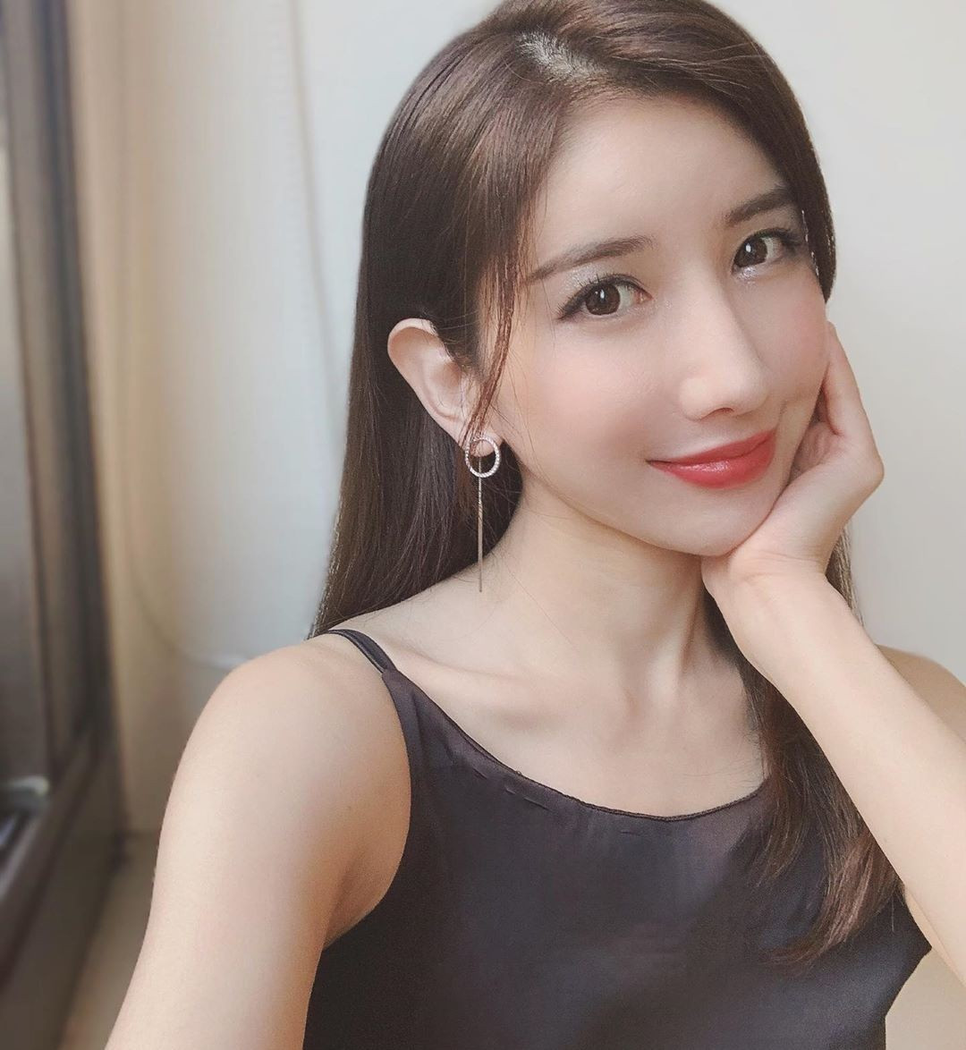 Trang cá nhân của cô gái Nhật Bản ngay lập tức hút thêm lượng lớn người theo dõi. Nhiều người không quá bất ngờ khi ngắm dung mạo xinh đẹp của người đẹp xứ hoa anh đào.