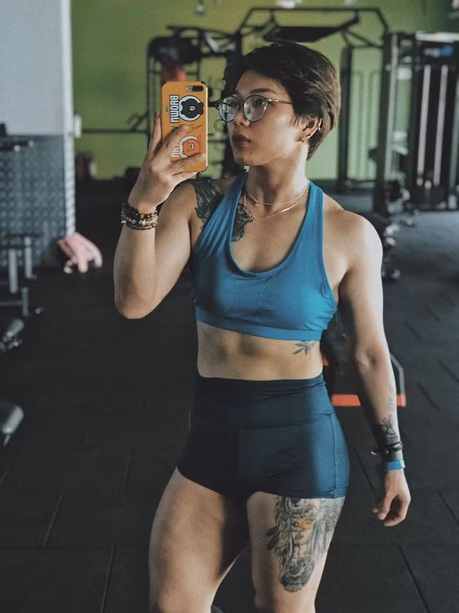 Bén duyên với gym từ tháng 10/2015, Châu tự tập 4 tiếng một ngày. Sau một năm tập gym, 9X giảm được 20 kg. Cô bắt đầu yêu thích và muốn gắn bó với bộ môn này nên đã tìm đến HLV gym để tập luyện chuyên sâu.