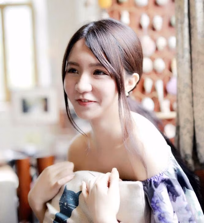 Ngoài ra, Thuyền Cẩn cũng rất thích ẩm thực, đồng thời rèn luyện cơ thể một cách thường xuyên. Mục đích là để có được một vẻ đẹp toàn diện gồm trí tuệ đẹp, khuôn mặt đẹp, thân hình đẹp.