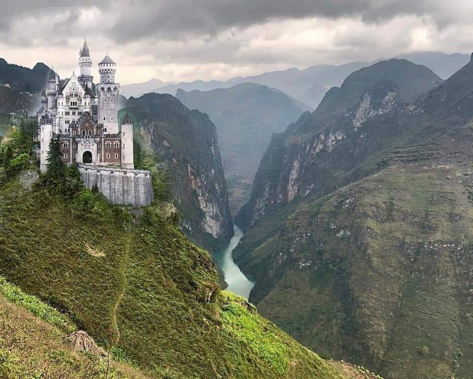 Trong những bức ảnh chế về đèo Mã Pì Lèng, đa phần các thánh photoshop cắt ghép những tòa lâu đài theo phong cách châu Âu.