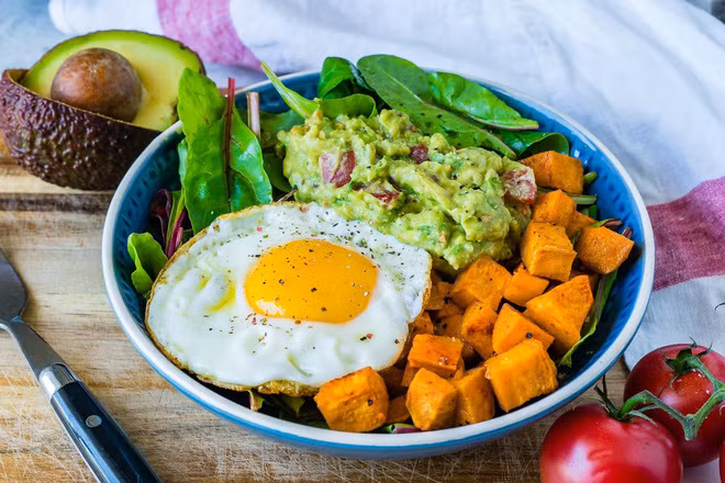 Nấu ăn cũng là hoạt động tích cực trong thời gian cách ly toàn xã hội theo lời kêu gọi của chủ tịch nước. Không chỉ giúp đảm bảo dinh dưỡng, dành thời gian học nấu những món ăn mới còn giúp bạn nâng cao được khả năng bếp núc.