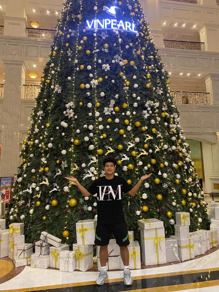 Có ba ngày nghỉ quý giá trước khi quay trở lại luyện tập cùng U23 Việt Nam, Hà Đức Chinh tranh thủ đi du lịch Phú Quốc cùng với người yêu hot girl.