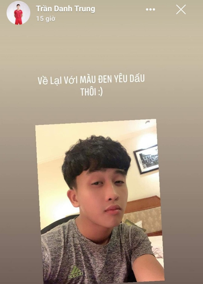 Không hổ danh và trai Hàn Quốc, visual của U23 Việt Nam, ngay khi được nghỉ, Trần Danh Trung đã đi tút tát lại vẻ đẹp trai bằng cách cắt ngắn và nhuộm lại tóc màu đen.