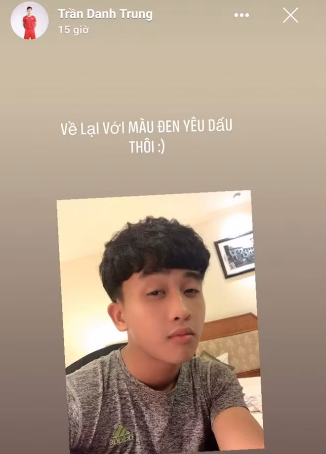 Không hổ danh và trai Hàn Quốc, visual của U23 Việt Nam, ngay khi được nghỉ, Trần Danh Trung đã đi tút tát lại vẻ đẹp trai bằng cách cắt ngắn và nhuộm lại tóc màu đen.