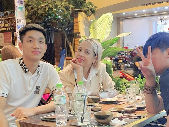 Trọng Đại cũng tranh thủ đi ăn nhậu với bạn bè trong thời gian nghỉ xả trại. Cầu thủ CLB Viettel khá ít xuất hiện trong những bức ảnh tập thể của đội tuyển U23 Việt Nam trong thời gian ở Hàn Quốc.