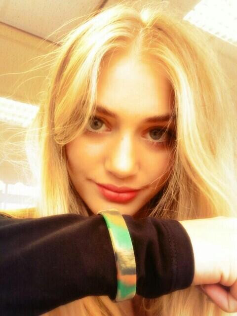 Với tình hình này, tiền đạo của Real Madrid sẽ còn phải "khốn đốn" dài dài bởi màn săn tình công khai của cô nàng Nicole này trong thời gian tới.