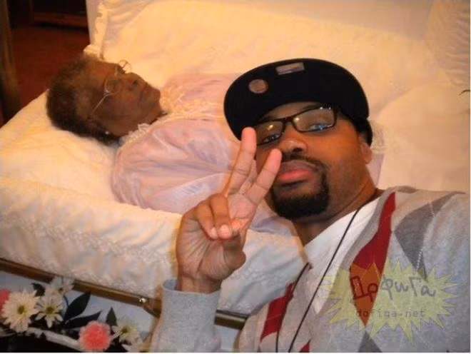 Bức ảnh của một chàng trai tự sướng lố bịch bên thi thể của người bà đã mất. Đây là một hành động cư dân mạng cho rằng là bất hiếu.