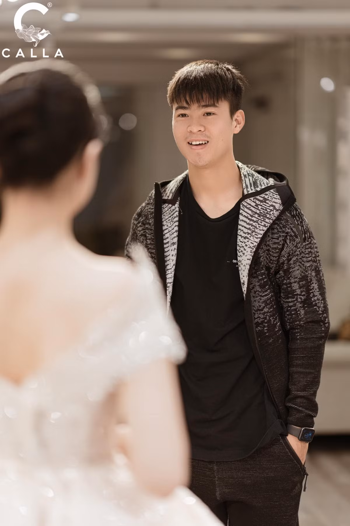 Thậm chí anh chàng còn không kịp cạo râu trước khi ra đường. Chưa bao giờ người hâm mộ chứng kiến anh chàng xuống sắc trầm trọng, xuất hiện với vẻ bề ngoài kém bảnh bao như thế này.