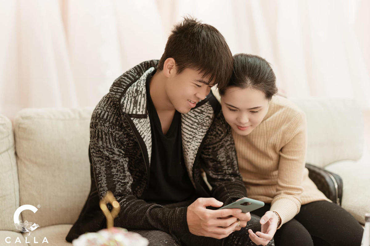 Trước đó, khi đến cửa hàng váy cưới để chọn mẫu và lấy số đo, Duy Mạnh đã xuất hiện vô cùng mệt mỏi. Anh chàng mặc một bộ đồ thể thao khoẻ khoắn, sắc mặt khá nhợt nhạt, trái ngược với vẻ rạng rỡ của vợ.