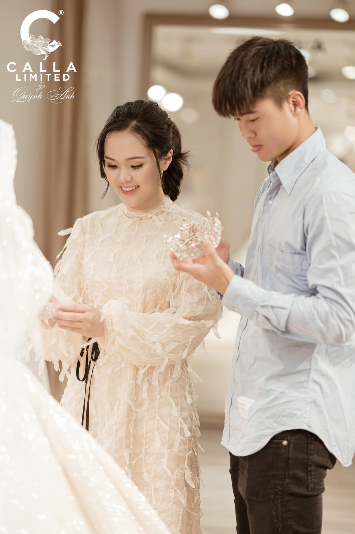Trong những hình ảnh vợ chồng Duy Mạnh đi thử váy cưới đặt làm riêng, người hâm mộ nhận ra rằng trông nam cầu thủ có vẻ khá đuối sức, anh chàng mặc nguyên một chiếc áo nhàu nhĩ, cười không rạng rỡ như bình thường.