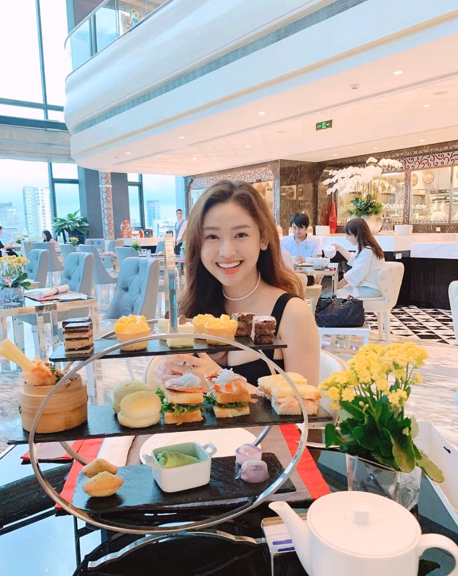 Thuý Vi chia sẻ: "Đối với những thông tin trái chiều, em luôn lựa chọn cách im lặng, cho qua chuyện, không cần phải giải thích. Người ta cũng đâu muốn biết câu chuyện của em".