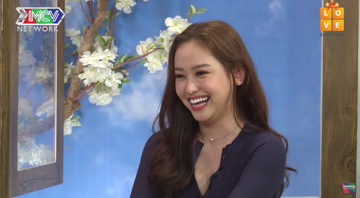 Người đẹp sinh năm 1998 cho biết, cách đây 4 năm, trong lúc bực tức vì cãi nhau với bạn trai, cô chụp tại tin nhắn rồi đăng tải lên mạng xã hội. Dù đã xoá đi ngay sau đó nhưng Thuý Vi vẫn phải hứng chịu "gạch đá" của dư luận. Thời gian đó, hot girl Cà Mau bị stress và hoảng sợ trong thời gian dài.