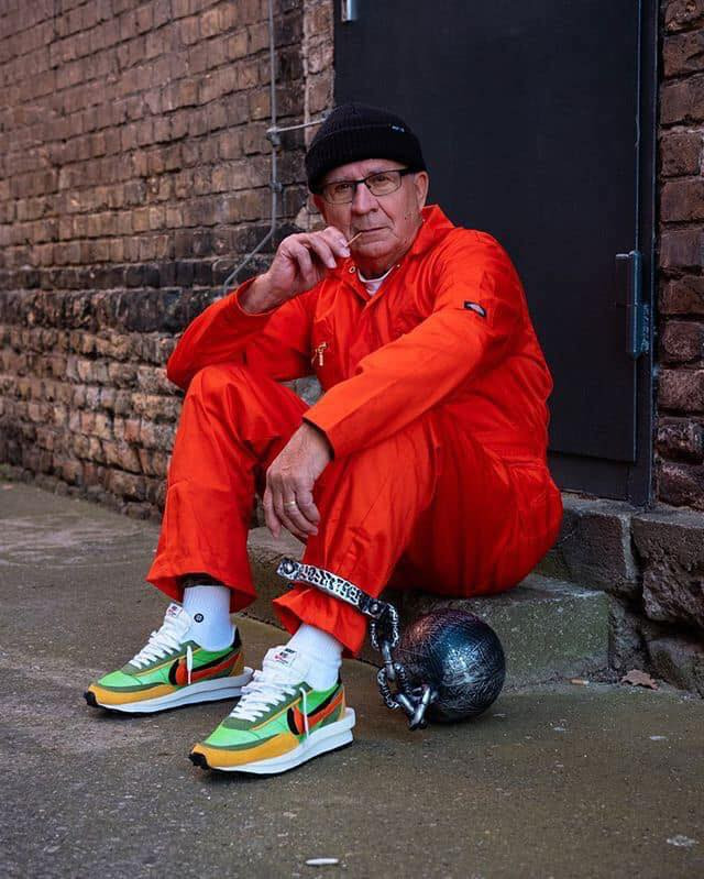 Gu ăn mặc của ông Gramps cực kỳ trẻ trung, không chỉ dừng lại ở trang phục, ông còn được cháu trai tư vấn phối hợp với cả phụ kiện cực ngầu. Trong hình, ông đang mang đôi Nike x Sacai LDV Waffle có giá gần 500 đô.