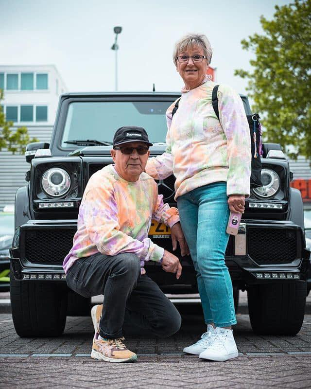 Ông bà thường xuyên diện đồ đôi và có nhiều hành động khiến cộng đồng mạng thích thú với tình cảm vợ chồng già ngọt ngào như kẹo này.