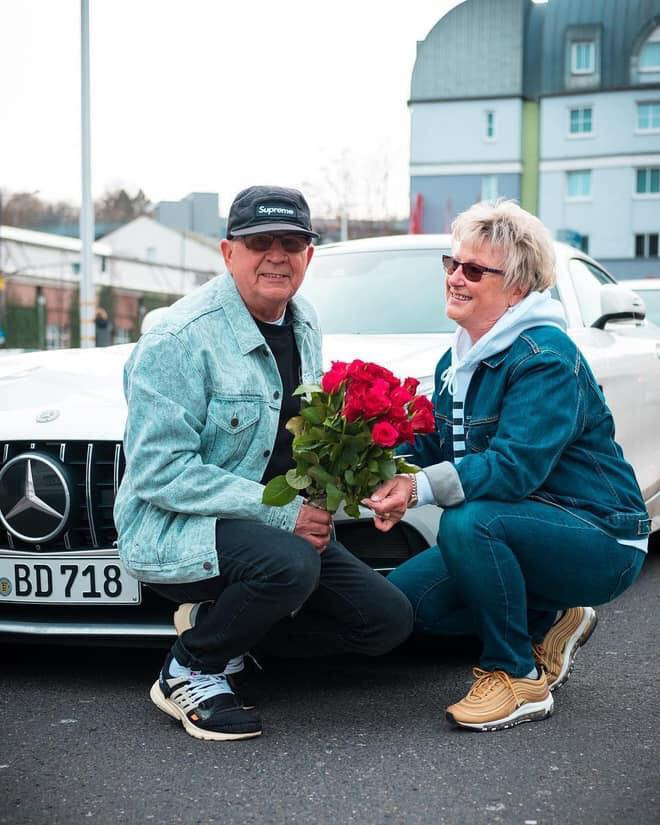 Không chỉ có ông Gramps mà ngay cả vợ ông cũng theo đuổi phong cách thời trang khoẻ khoắn, năng đậu và chất không kém chồng.