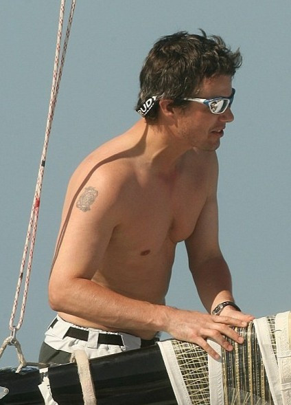 Quyết định xăm hình của thái tử Đan Mạch được truyền cảm hứng từ ông nội là vua Frederik IX. Cũng trong thời gian phục vụ hải quân quốc gia, vua Frederik IX có nhiều hình xăm các loài chim và rồng trên cơ thể. Ảnh: DailyMail UK.