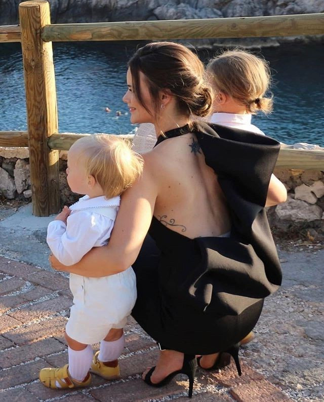 Mặc dù đã trở thành thành viên hoàng tộc, Sofia không ngần ngại chia sẻ hình xăm trên cơ thể của cô với công chúng. Cô sở hữu một hình xăm mặt trời ở lưng, một con bướm cỡ lớn tại mạn sườn, cùng với một họa tiết nhỏ ở mắt cá chân. Ảnh: @princess_sofia_of_sweden.