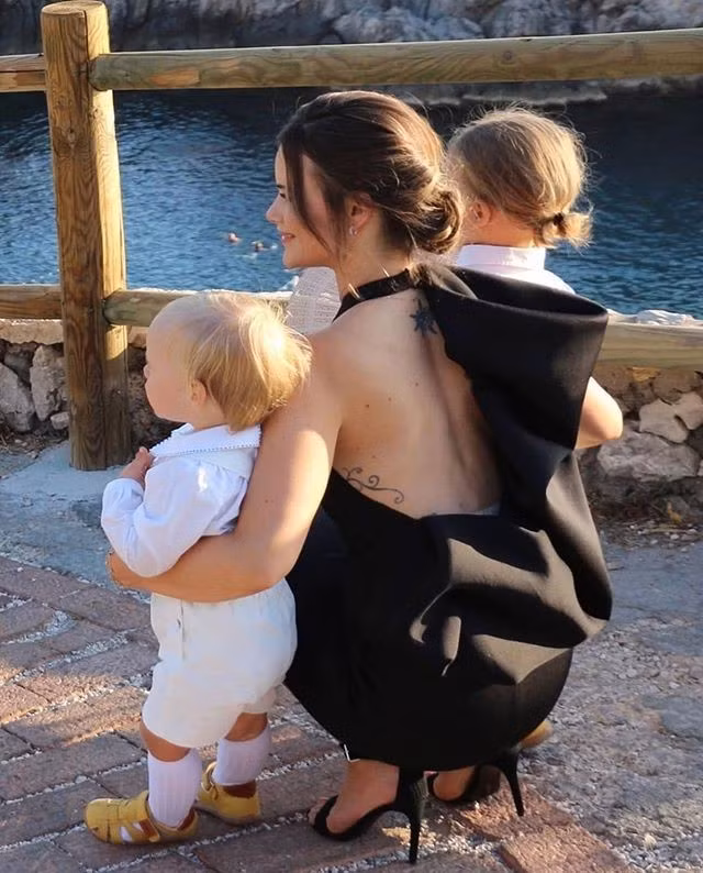 Mặc dù đã trở thành thành viên hoàng tộc, Sofia không ngần ngại chia sẻ hình xăm trên cơ thể của cô với công chúng. Cô sở hữu một hình xăm mặt trời ở lưng, một con bướm cỡ lớn tại mạn sườn, cùng với một họa tiết nhỏ ở mắt cá chân. Ảnh: @princess_sofia_of_sweden.