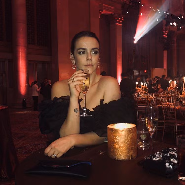 Pauline Ducruet, con gái của Công chúa Monaco Stéphanie, thừa hưởng tính tình có phần nổi loạn từ mẹ. Tuy nhiên, cô ưa thích các hình xăm mang phong cách tối giản hơn là những hình họa lớn và cầu kỳ như mẹ ruột. Do vậy, Pauline lựa chọn xăm hình một bông hoa cách điệu ở cổ tay phải. Ảnh: @paulinedcrt.